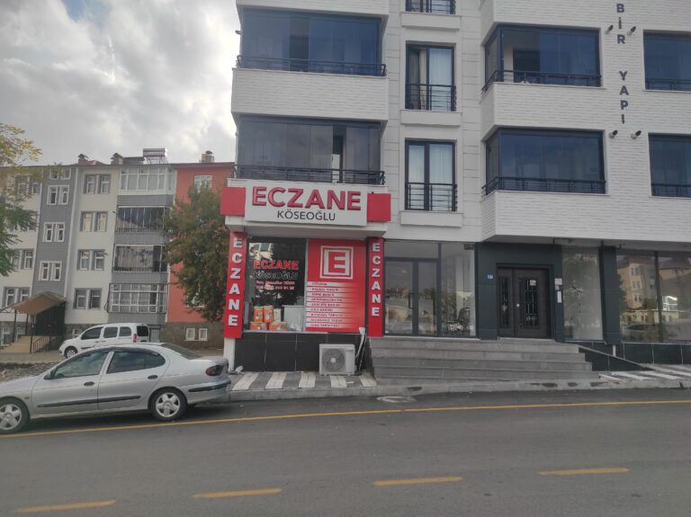 Bingöl Merkez Köseoğlu Eczanesi ön cephesi, kırmızı eczane tabelası ve giriş vitrini