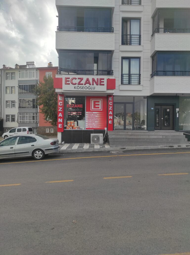 Köseoğlu Eczanesi Bingöl Merkez geniş açı dış görünümü, eczane tabelası ve bulunduğu bina